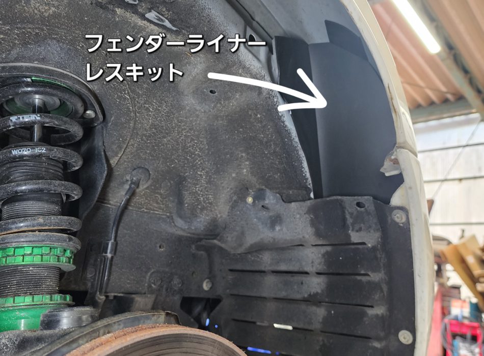 ヘッドライトを泥水の直撃から完全に守ります。